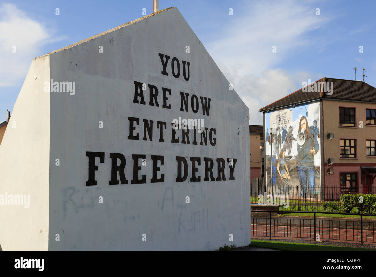 Street Scene mit Free Derry corner stone Inschrift und Wandbild in Derry, Co Londonderry, Nordirland, Großbritannien Stockfoto