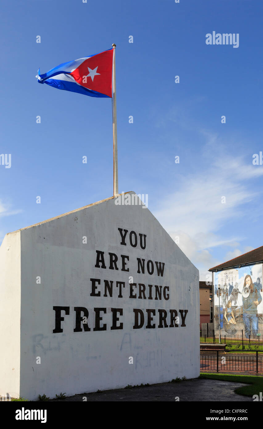 Street Scene mit Free Derry corner stone Inschrift in Derry, Co Londonderry, Nordirland, Großbritannien Stockfoto