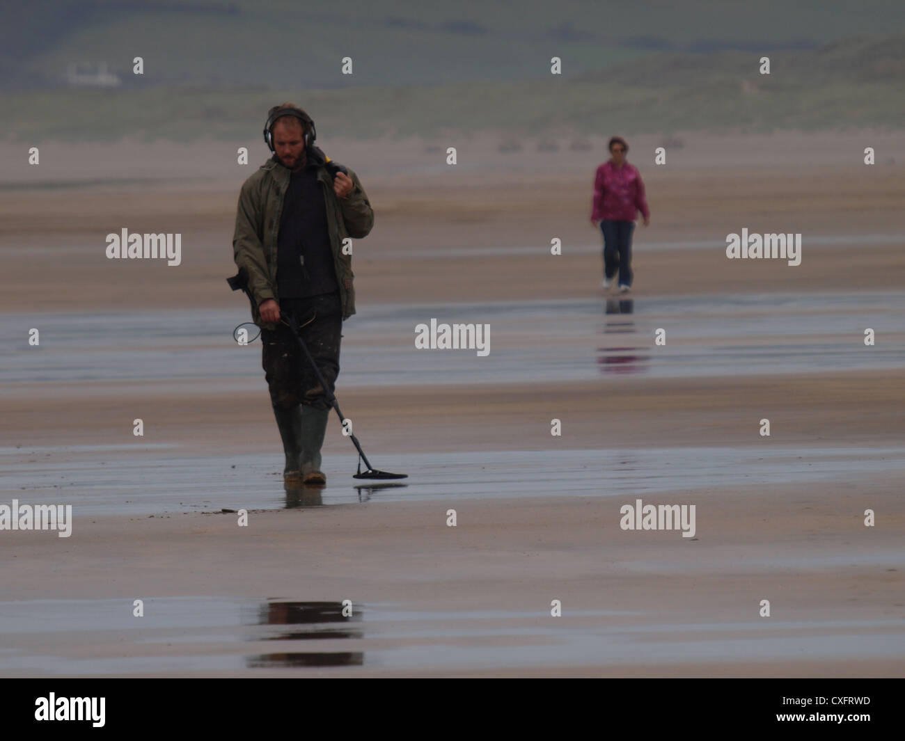 Mann mit Metalldetektor am Strand, Westward Ho!, Devon, UK Stockfoto