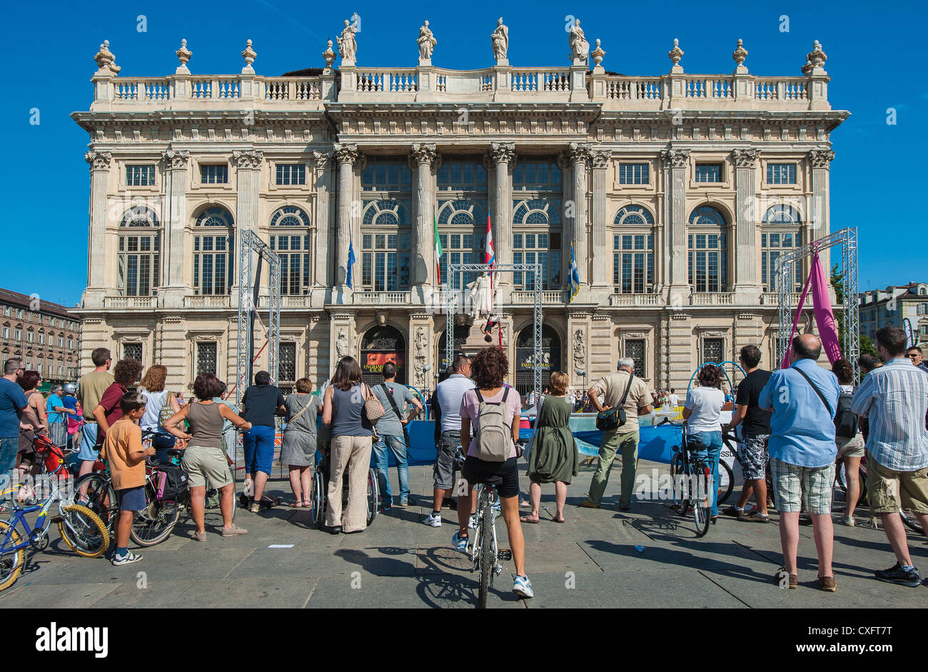 Europa Italien Piemont Turin Piazza Castello "Torino Street Style" Leute schauen die Show vor Palazzo Madama Stockfoto