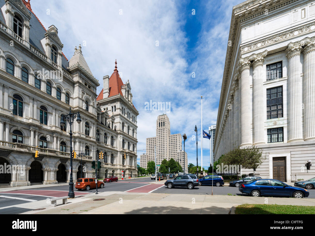 Sehen Sie Washington Avenue mit State Capitol nach links und Alfred E Smith Building im Hintergrund, Albany, New York State, USA Stockfoto