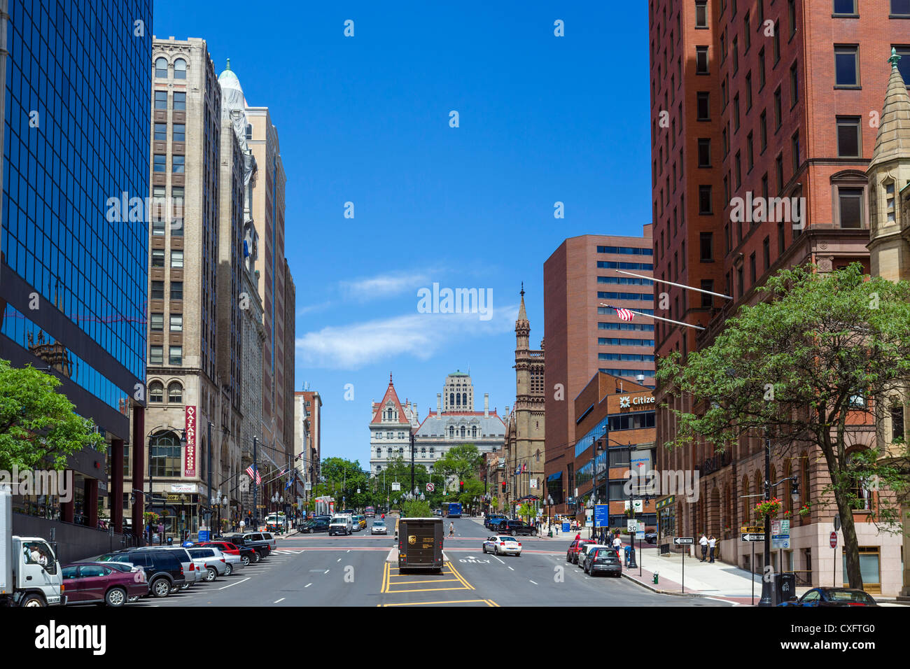 Zustand-Straße mit Blick auf das State Capitol, Albany, New York State, USA anzeigen Stockfoto