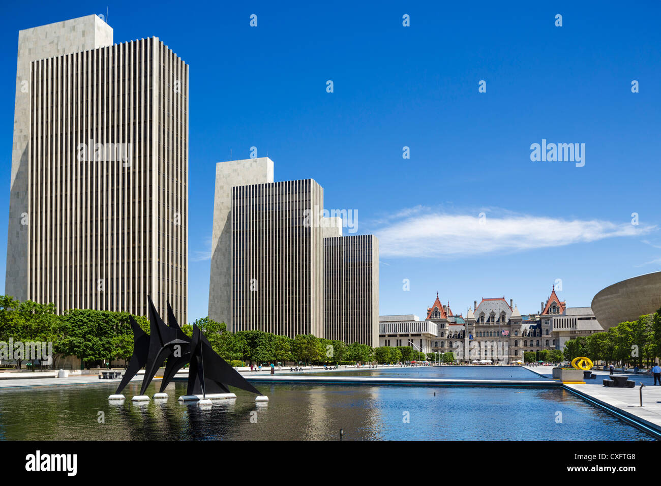 Nelson A Rockefeller Empire State Plaza mit Blick auf State Capitol mit "The Egg" zu Recht, Albany, New York State, USA Stockfoto