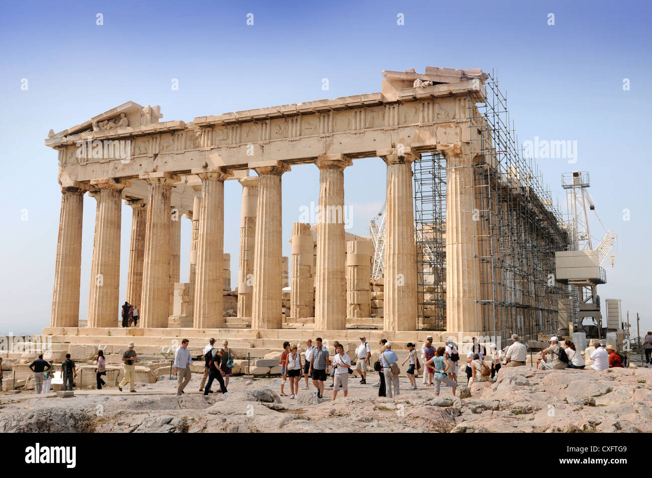 Touristen sehen, die Parthenon-Tempel in der Restaurierungsarbeiten auf der Akropolis in Athen, Griechenland Stockfoto