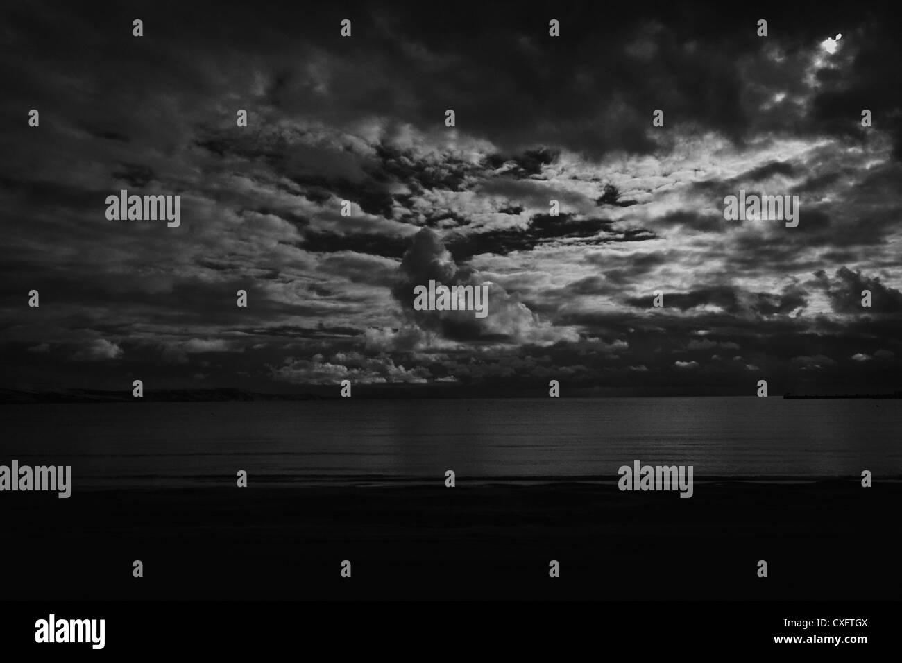 B&W Meer/Wolkengebilde erschossen vom Strand von Weymouth, Dorset Blick über Weymouth Bucht Stockfoto