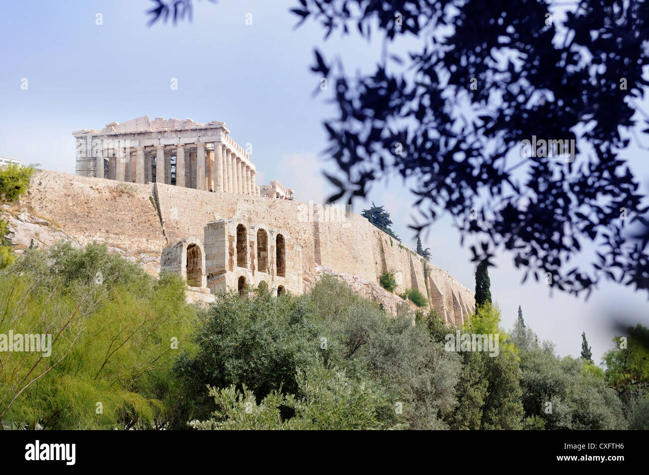 Der Parthenon-Tempel, eingesehen am Fuße der Akropolis in Athen, Griechenland Stockfoto