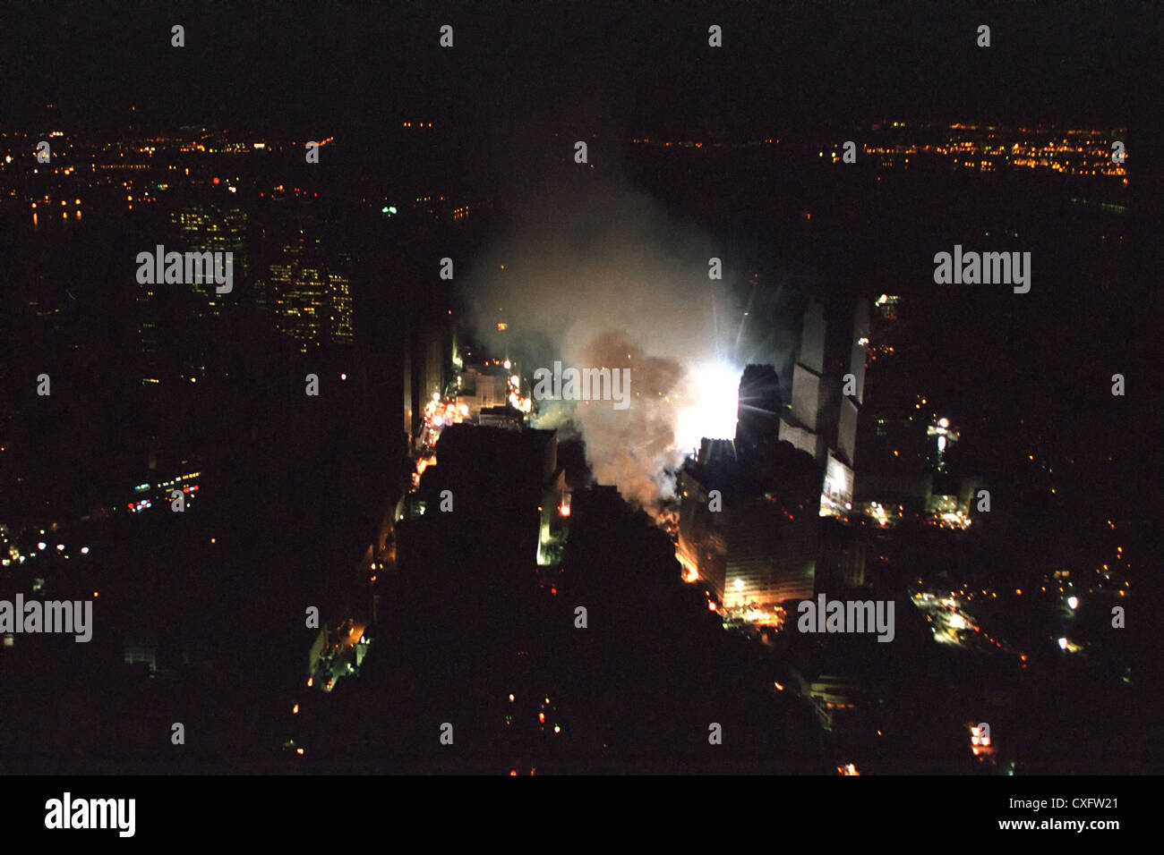 Das World Trade Center Site terroristischer Anschläge weiterhin 14. September 2001 zu rauchen, wie in der Nacht vom Marine One in New York City zu sehen. Stockfoto