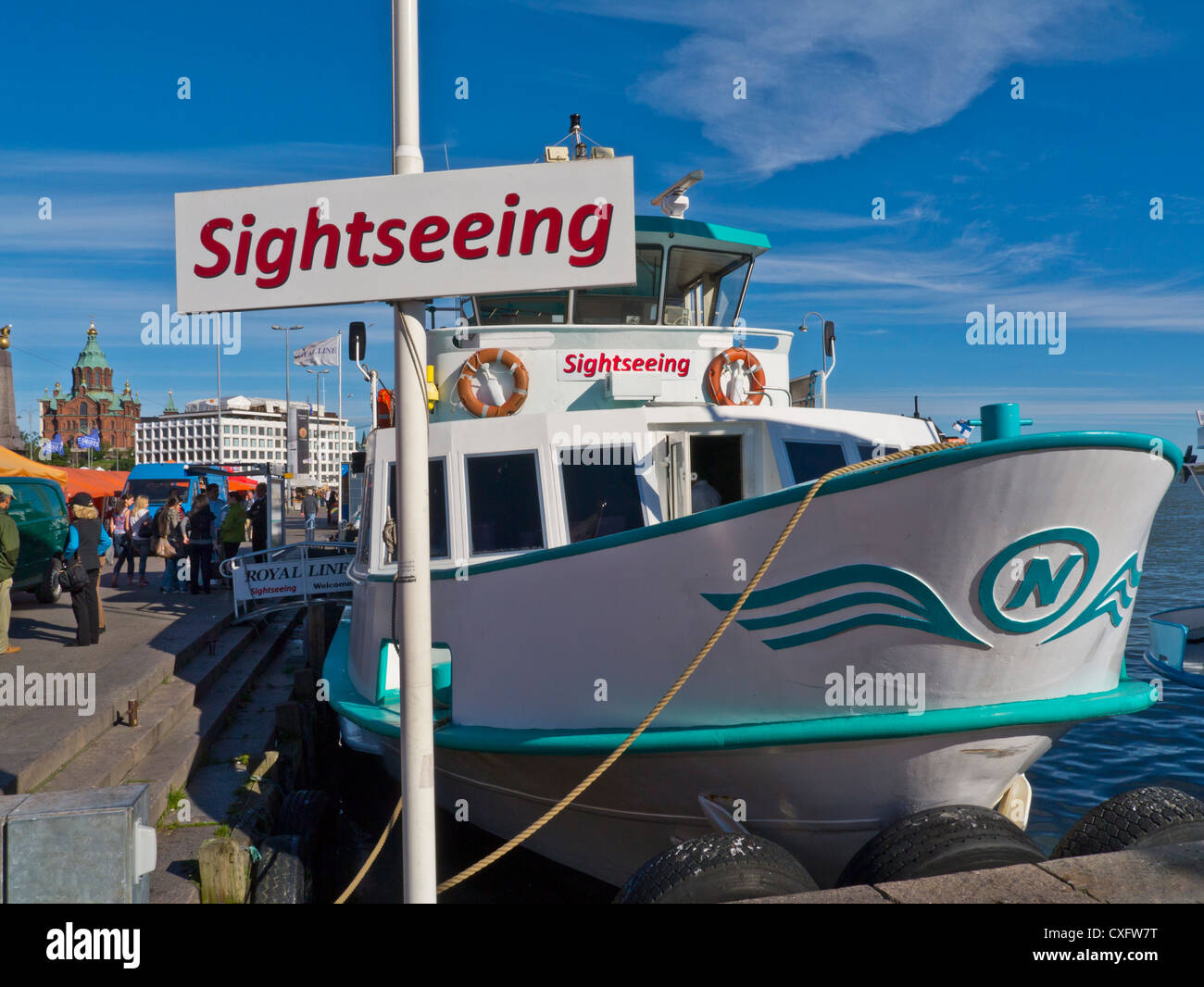 Helsinki Hafen und Sightseeing Boot mit Markt und russisch-orthodoxe Kirche im Hintergrund Helsinki Finnland Stockfoto