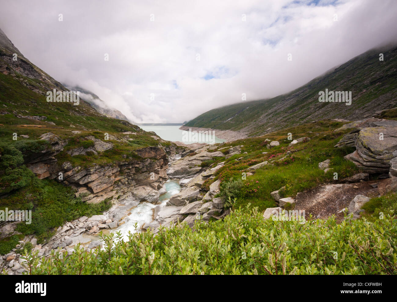 Die grauen Wasser der Gletscher schmelzen im Stausee Mattmark Stausee, Schweiz. Stockfoto