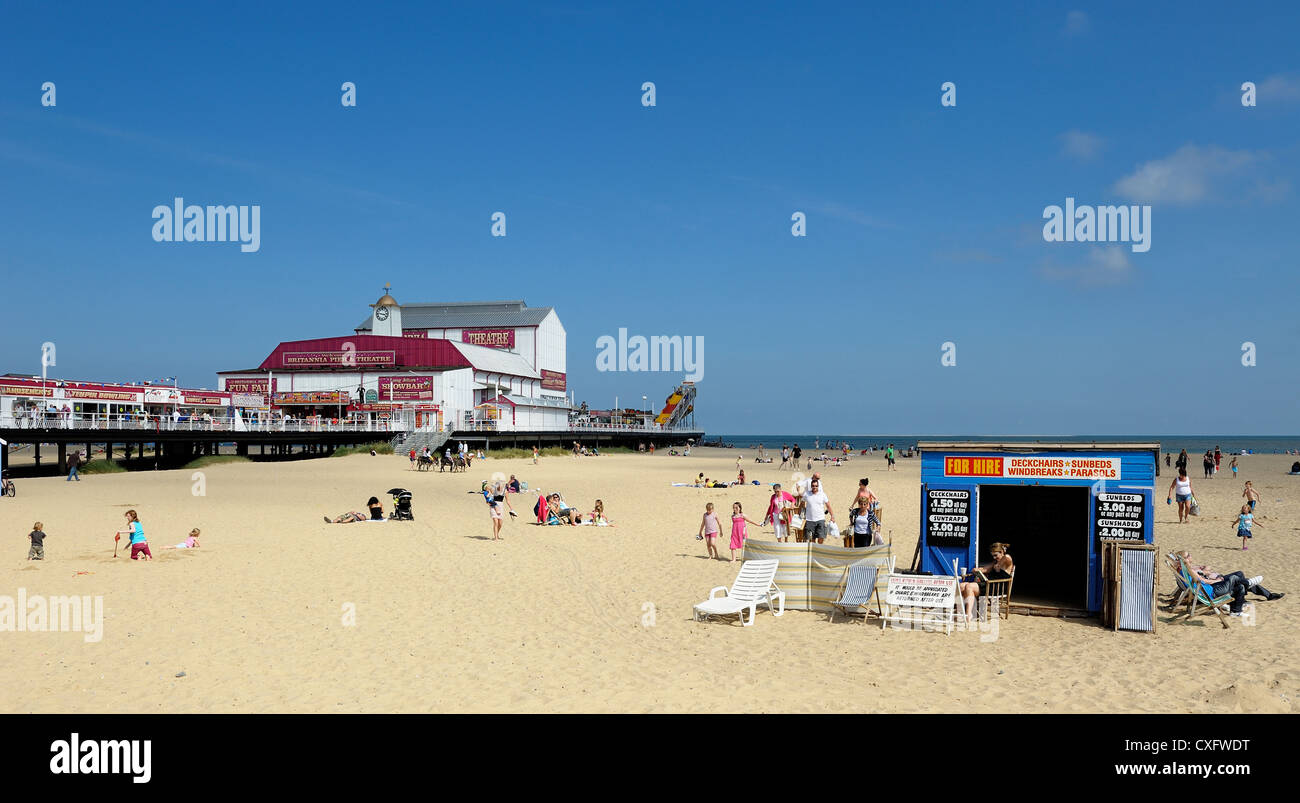 Menschen genießen die Sommersonne auf great Yarmouth Strand Norfolk England uk Stockfoto