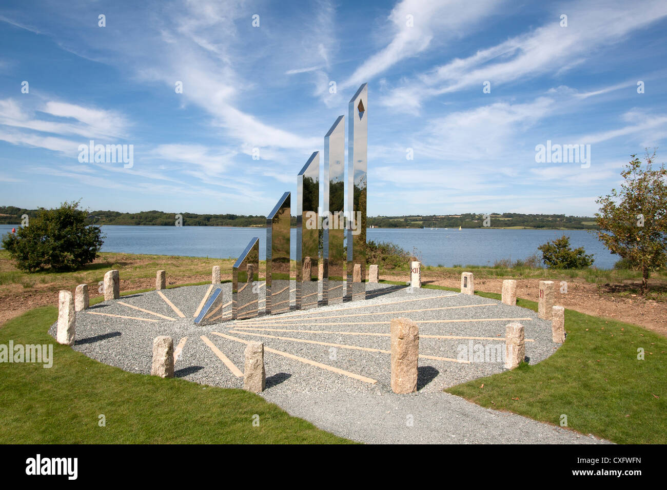 Sonnenuhr im Roadford Lake Country Park. Gebaut zum Gedenken an das Diamantenjubiläum von Queen Elizabeth II - Roadford Lake, Broadwoodwidger, Lifton Devon UK Stockfoto