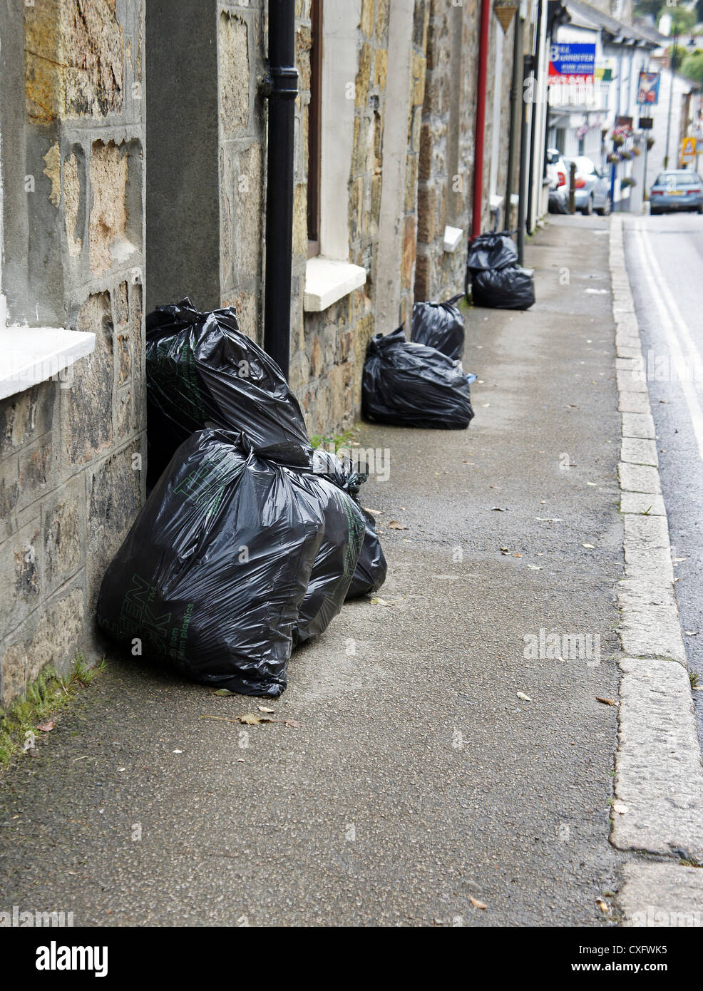 Schwarzen Plastikeimer Taschen vor der Haustür der Häuser auf Müll-Sammlung-Tag im Vereinigten Königreich Stockfoto
