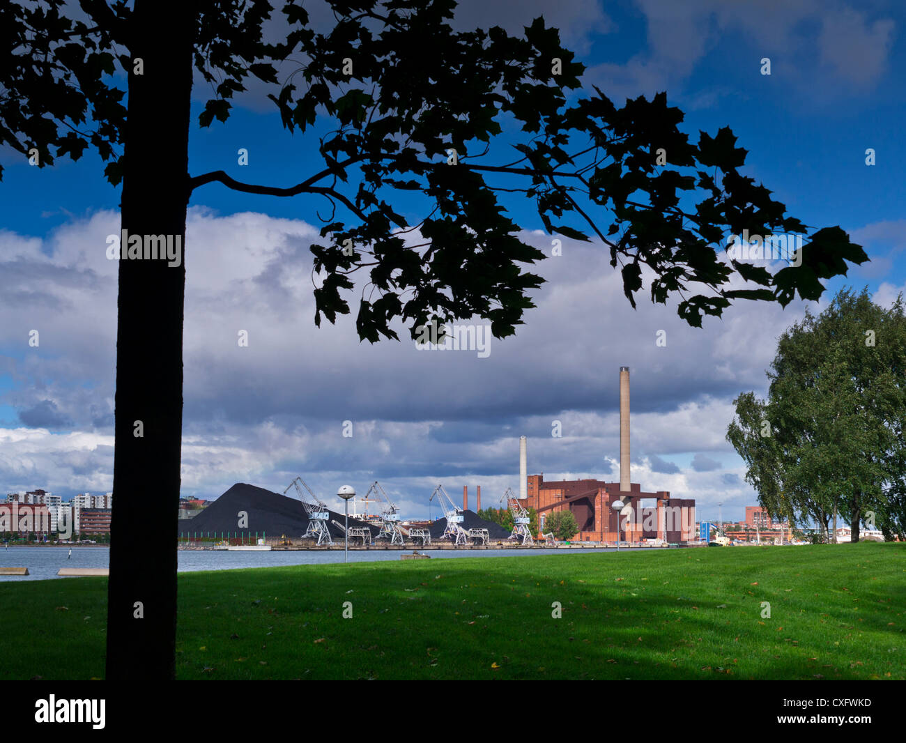 Kohlekraftwerk fossiler Brennstoff alte Technologie mit einer grünen Parklandschaft und den See in den Vordergrund Helsinki Finnland Stockfoto