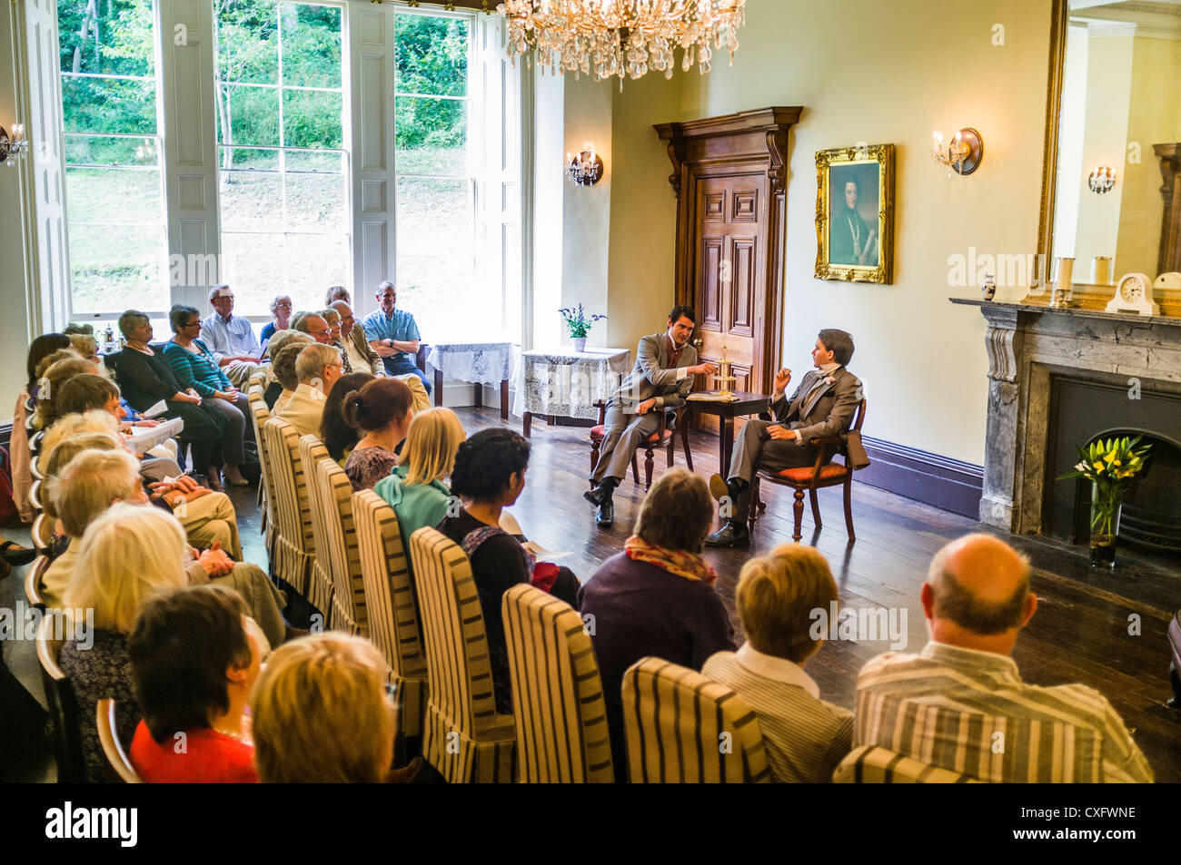 Ein Amateur dramatische Unternehmen präsentieren The Importance of Being Earnest vor Ort bei Nanteos Mansion Hotel Aberystwyth Wales UK Stockfoto