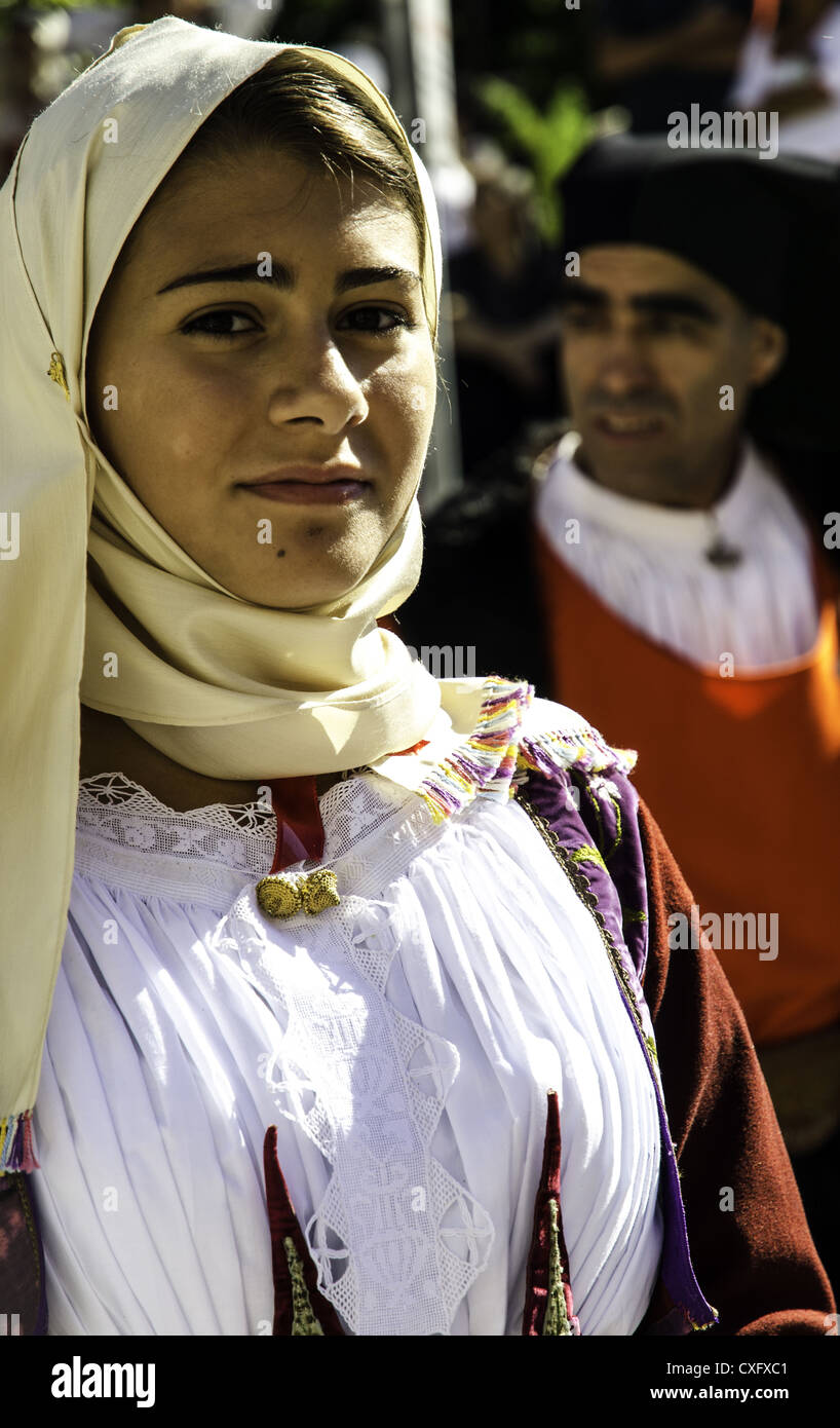 Frau trägt einen sardische Tracht an den religiösen fest Sagra del Redentore Nuoro Sardinien Italien Stockfoto