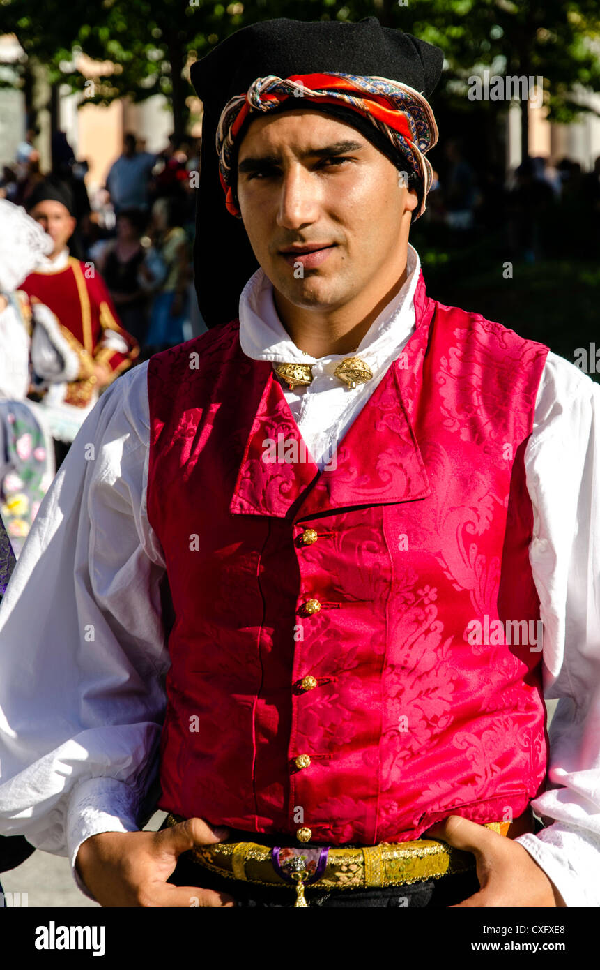 Mann trägt einen sardische Tracht an den religiösen fest Sagra del Redentore Nuoro Sardinien Italien Stockfoto