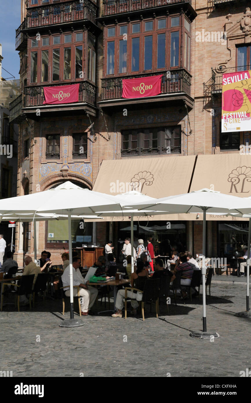 Pflaster-Restaurant in der zentralen Altstadt von Sevilla Stockfoto