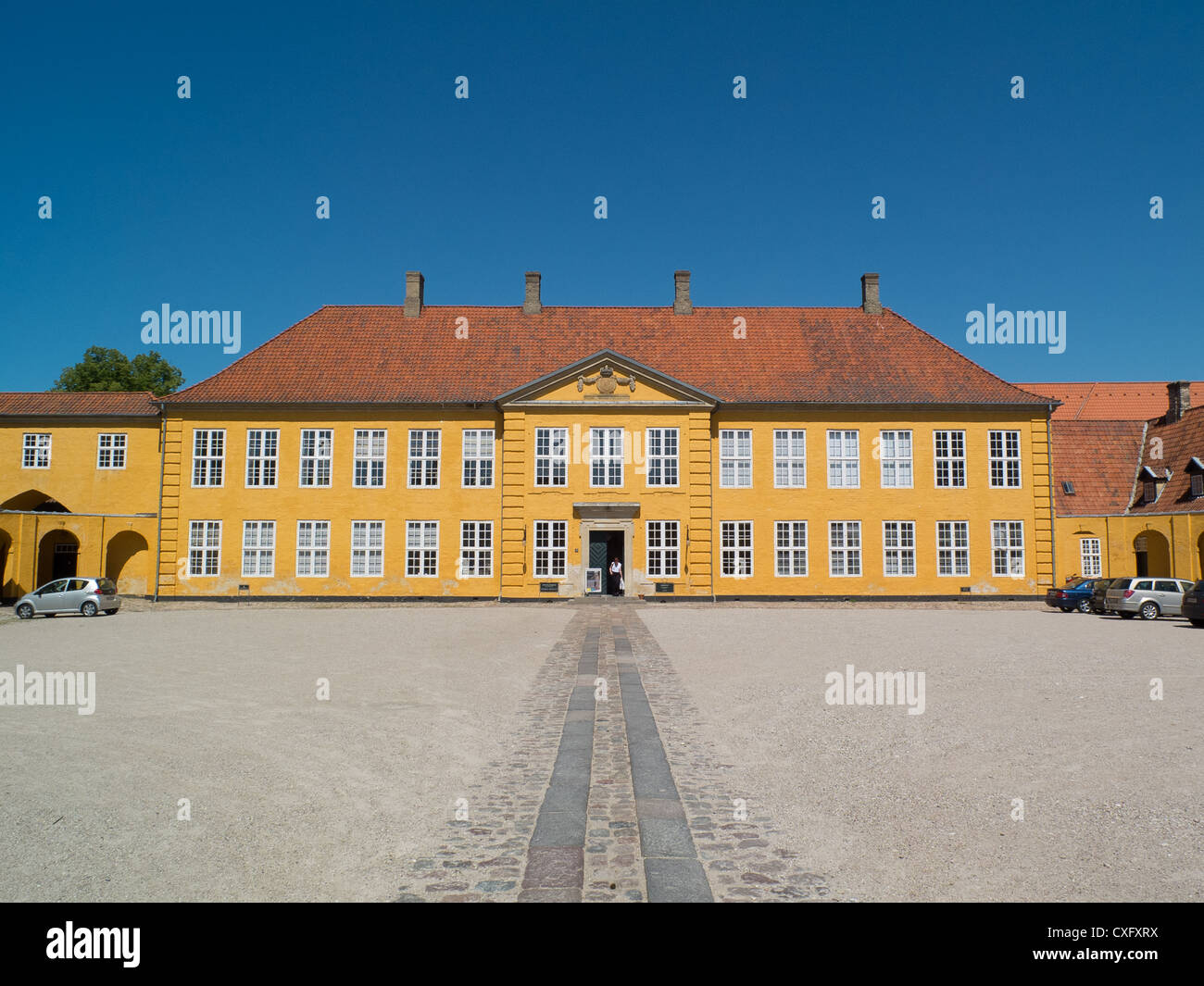 Roskilde Palace ist ein vier Flügel gelb barocke Gebäude erbaut 1733-1736 an der Stelle, wo das Pfarrhaus verwendet werden. Stockfoto