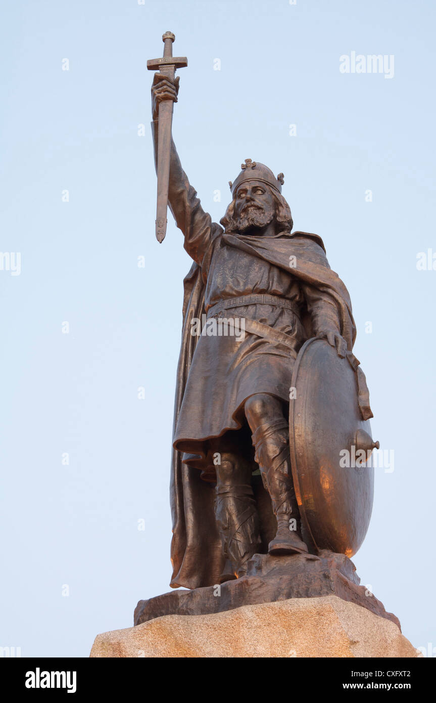 Die Statue von König Alfred dem großen überblickt die Stadt Winchester, historische Hauptstadt des alten Königreichs Wessex. Hampshire, England, Vereinigtes Königreich. Stockfoto