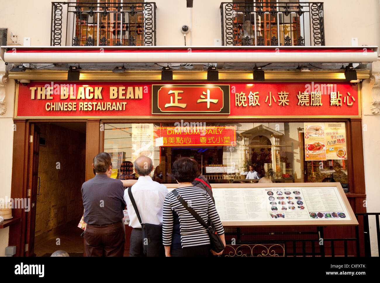Menschen vor einem chinesischen Restaurant in der Gerrard Street, Chinatown London UK Stockfoto