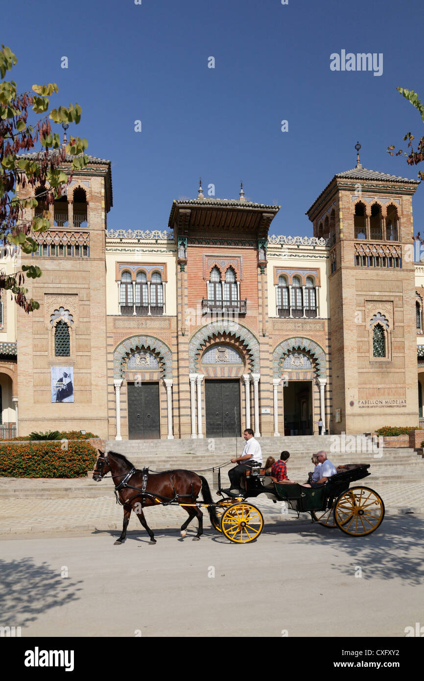 Museum für Kunst und Traditionen der Sevilla-Mudéjar-Pavillon (Pabellón Mudéjar) im Park María Luisa Stockfoto