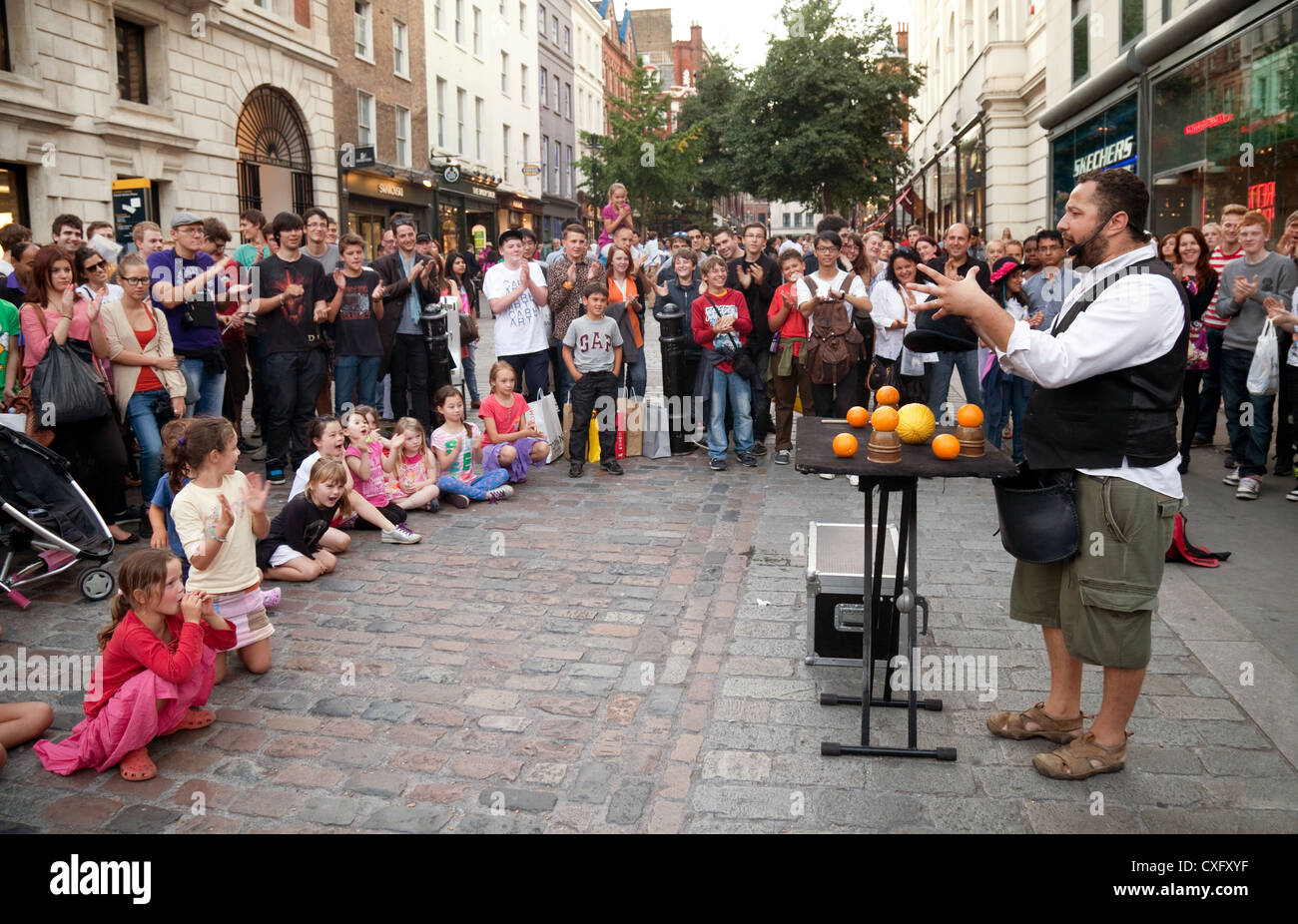 A Street Performer Entertainer unterhalten Kinder, Covent Garden, London UK Stockfoto