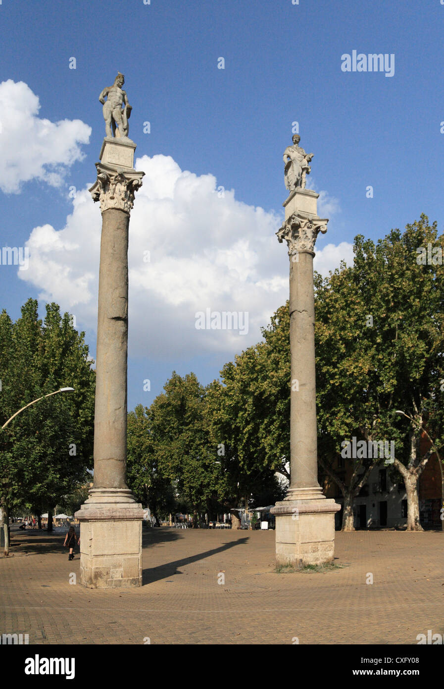 Römische Säulen, garniert mit Statuen von Herkules und Julius Caesar an der Alameda de Hercules Sevilla Spanien Stockfoto