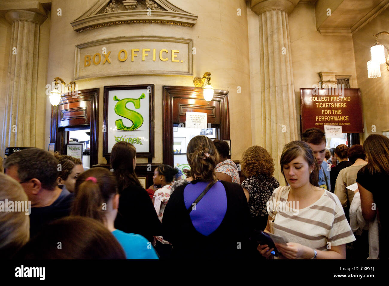 Menschen kommen zu sehen, Shrek the Musical in die Kasse des Theatre Royal Drury Lane, West End London UK Stockfoto