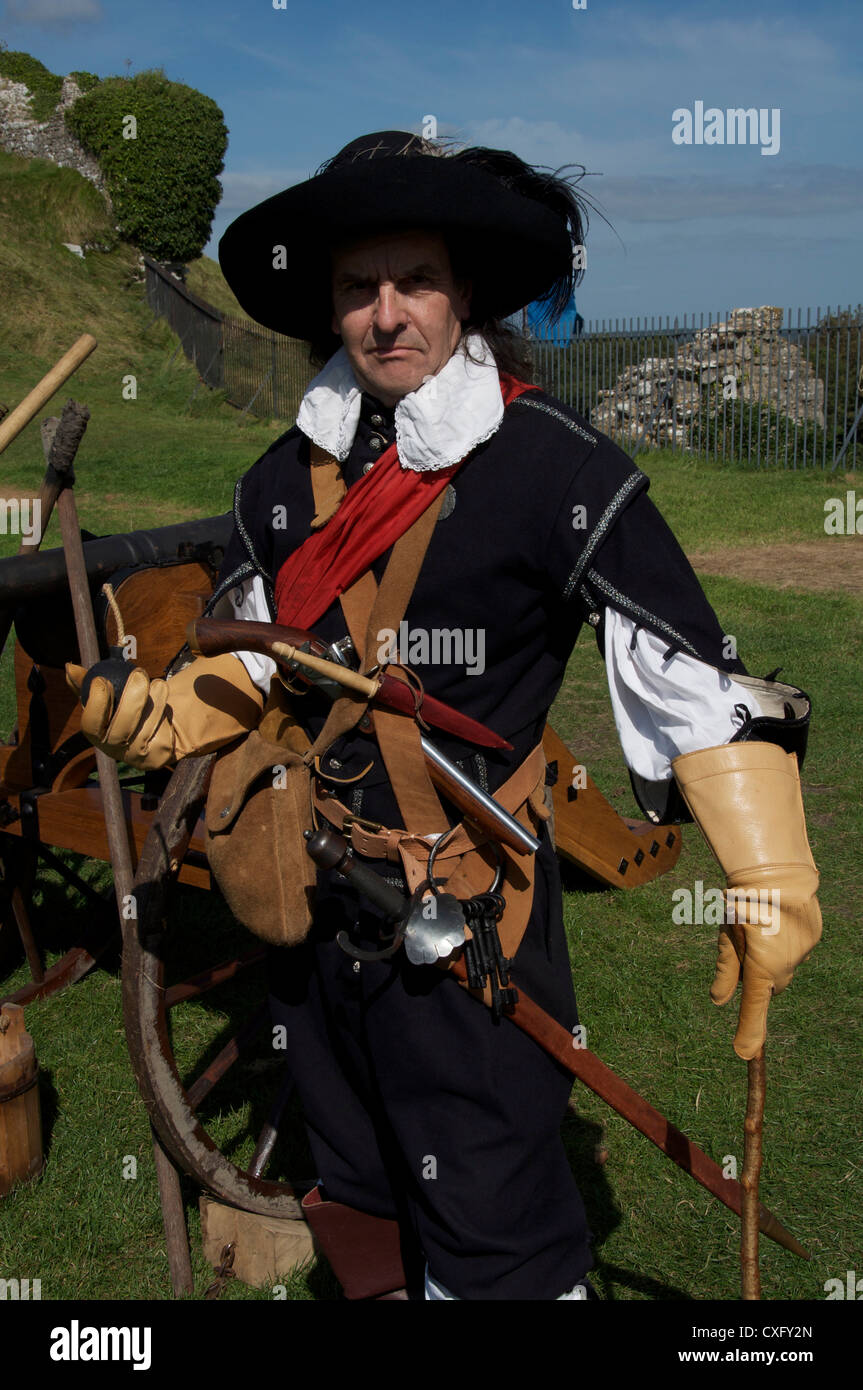 Ein englischer Bürgerkrieg Reenactor schildert der Kommandant der Verteidigung, die königstreuen während der Belagerung und Fall der Corfe Castle Truppen. Dorset, England, Vereinigtes Königreich. Stockfoto