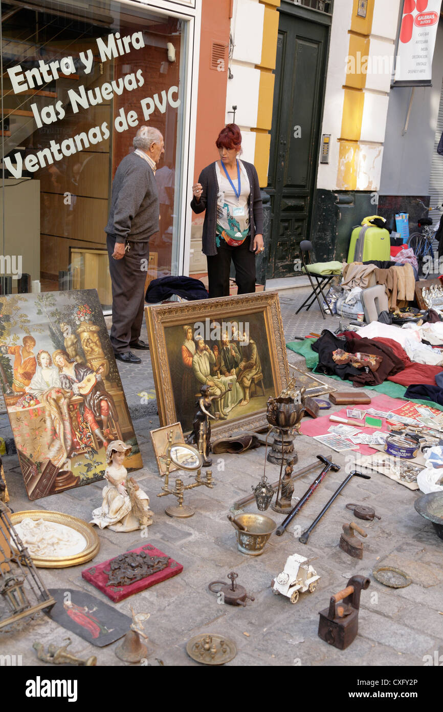 Menschen sprechen in der wöchentlichen Flohmarkt in la Macarena Viertel von Sevilla Stockfoto