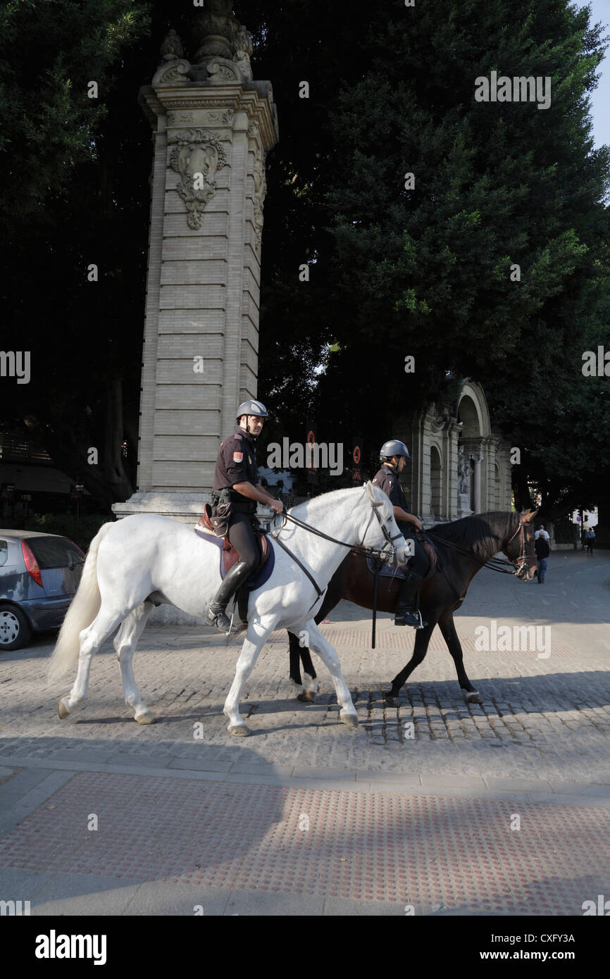 Montiert Polizei verlassen der Plaza de España in Sevilla Stockfoto