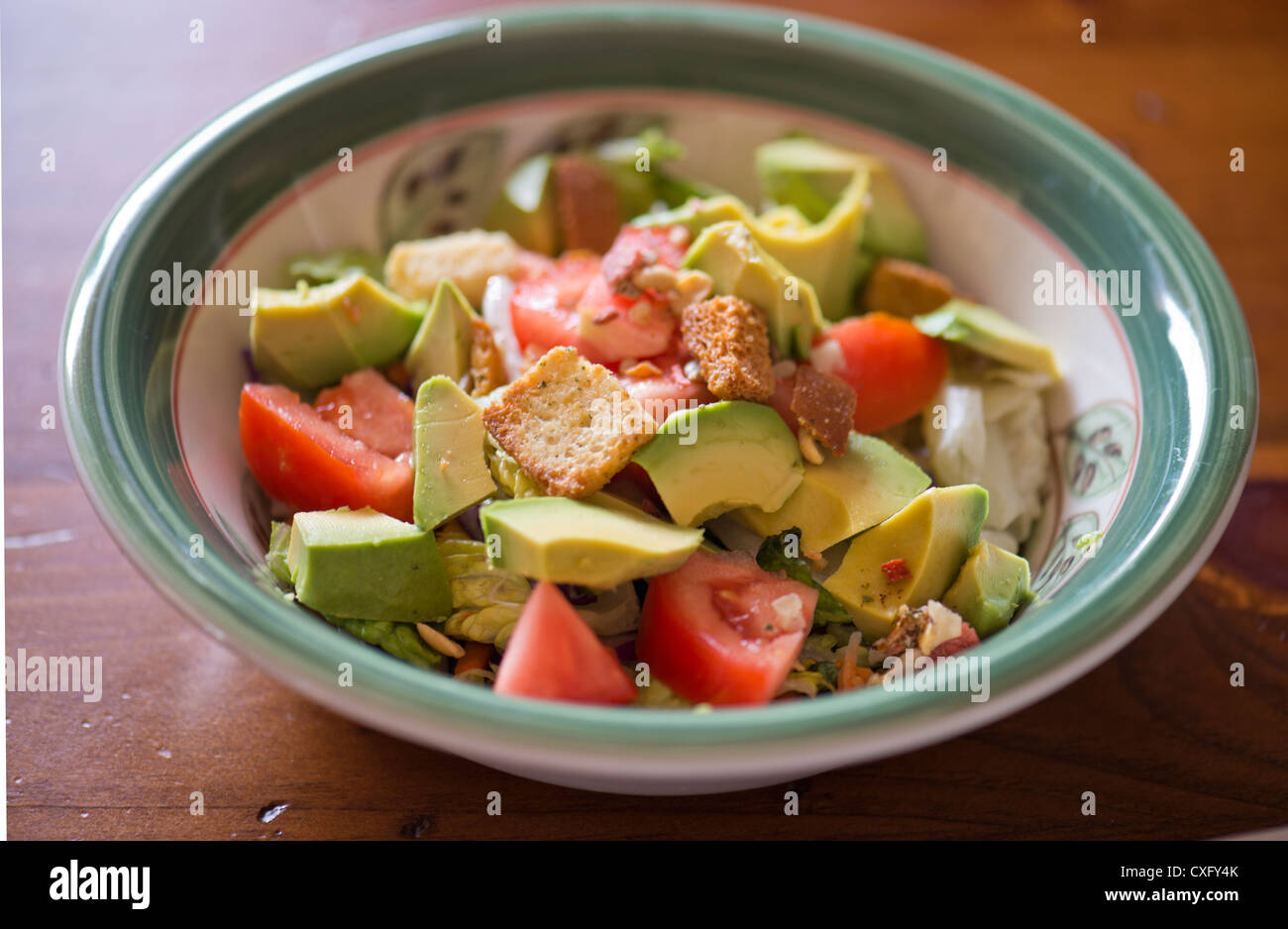 Eine Nahaufnahme aus einer Schüssel frischen Salat sitzen auf einem hölzernen Tisch. USA. Stockfoto