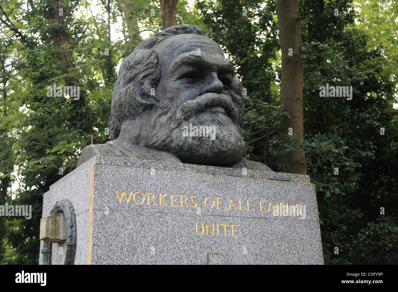 Statue und Grab von Karl Marxs auf dem HIghgate Cemetery in Nord-London Stockfoto