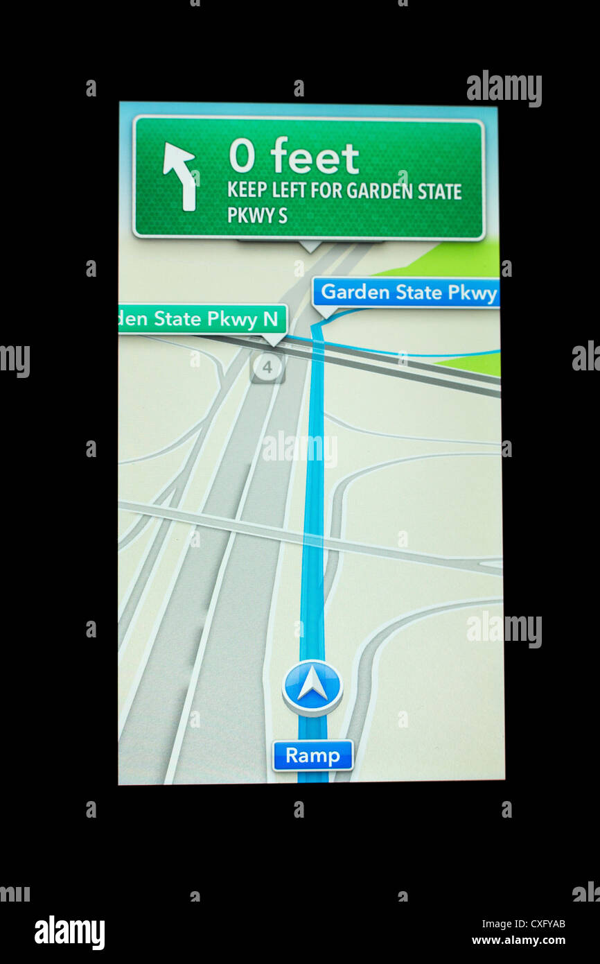 Neue Apple iOS 6 Maps app zeigt Abbiegehinweise Richtungen angezeigt auf dem Bildschirm ein neues iPhone 5 Stockfoto