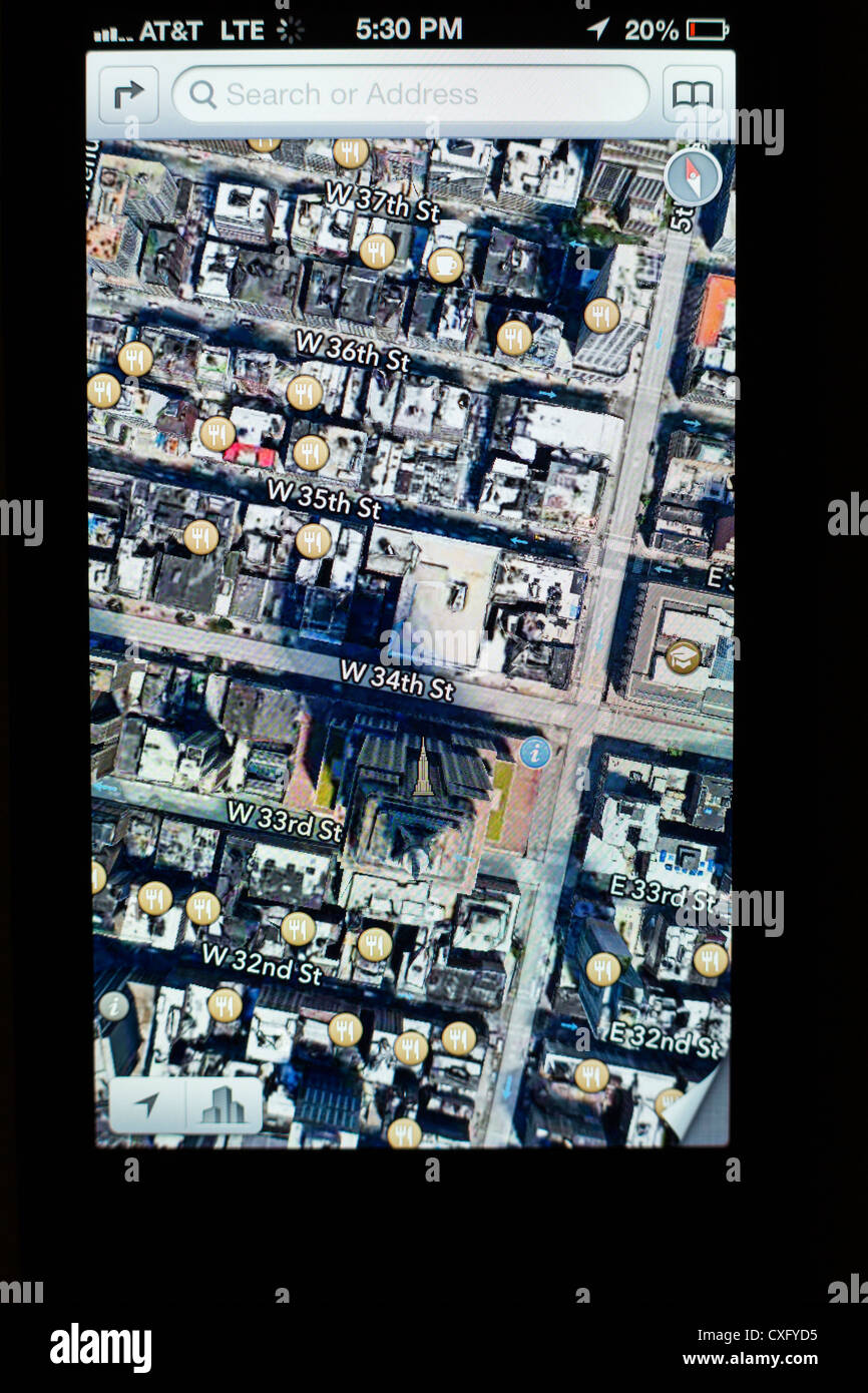 Satelliten-Blick auf das Empire State Building in eine neue Karten-app auf dem Bildschirm eines iPhone 5/iOS 6 - Yelp Bewertungen, 3D-Karte angezeigt Stockfoto