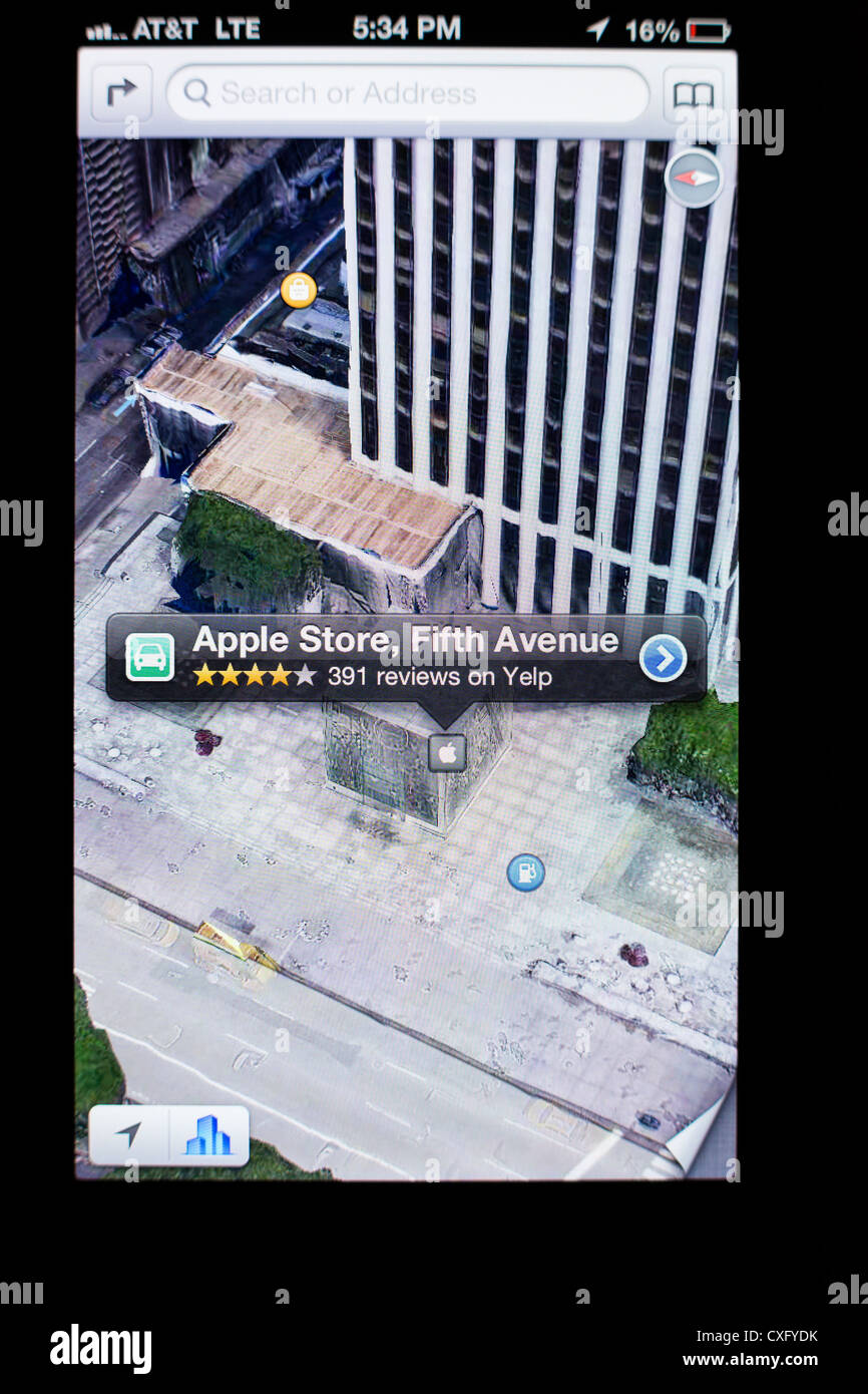 Apple Store Glaskubus auf eine Fifth Ave in Maps-app auf dem Bildschirm ein neues iPhone 5/iOS 6 - Yelp Bewertungen, 3D Satellitenansicht gezeigt Stockfoto