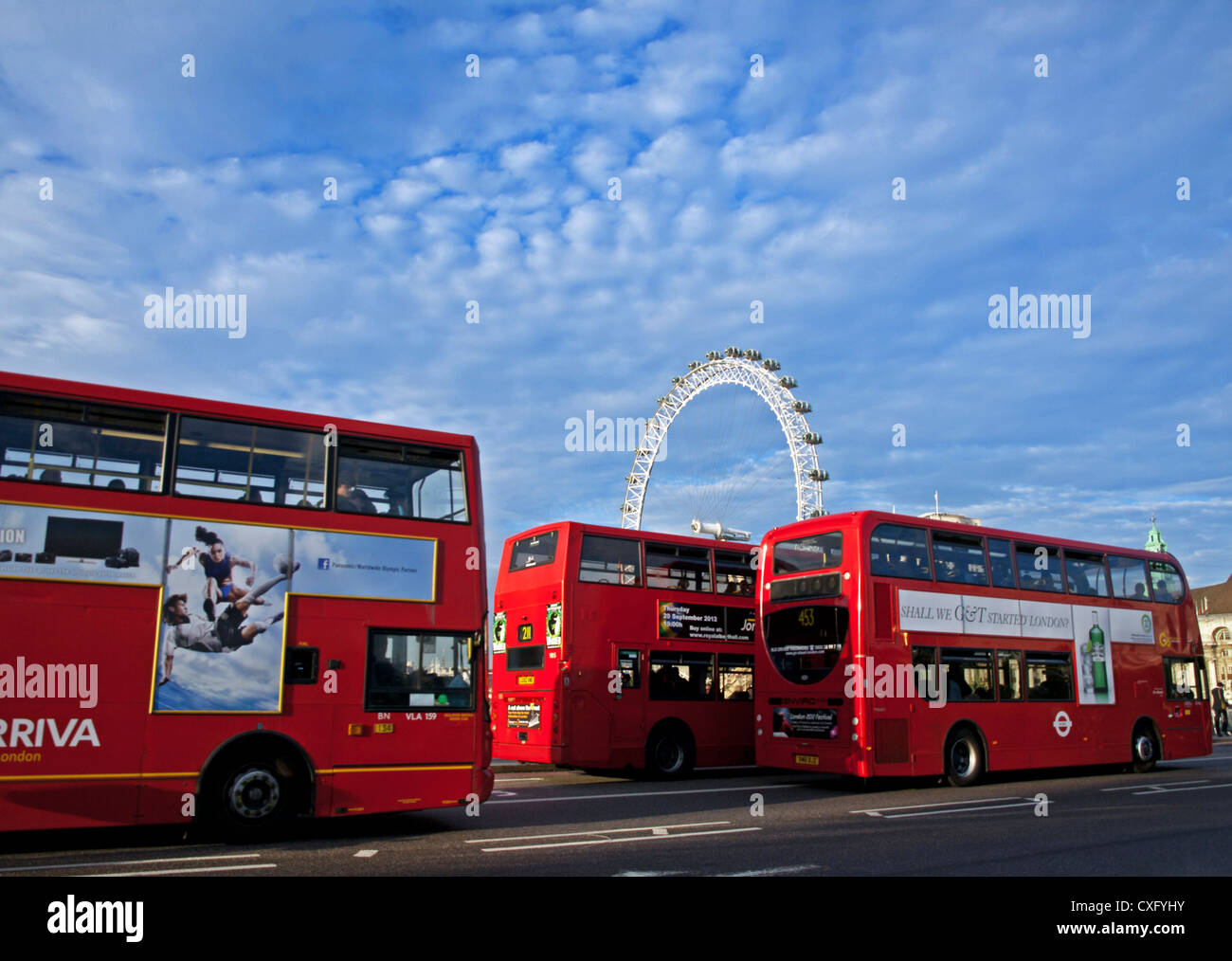 Londoner Busse an der Westminster Bridge Road, die London Eye in Hintergrund, Stadt der Westminter, London, England, Vereinigtes Königreich Stockfoto