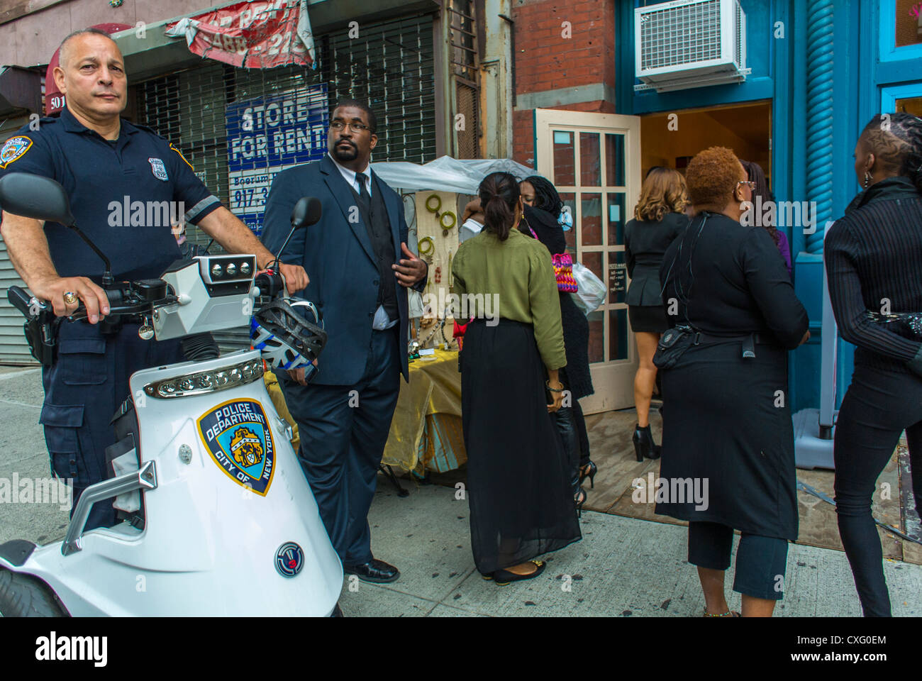 New York, NY, USA, Polizist im Roller, afroamerikanische Frauen beim Brooklyn Street Festival, 'Atlantic Antic', Gentrifizierung der Stadtgebiete in den USA, multikulturelle Straße, integrierte afroamerikaner New york City, vielfältiges amerika Stockfoto