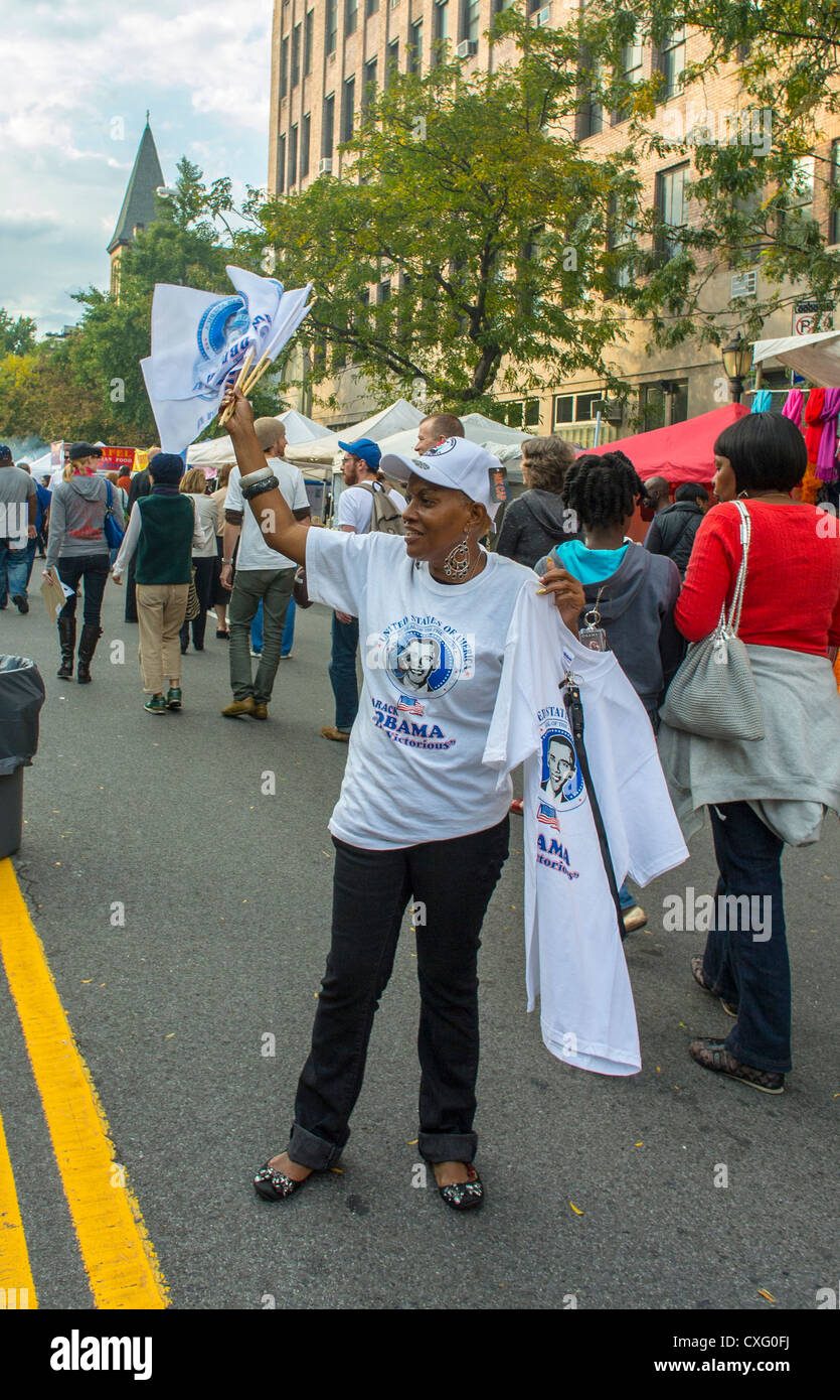 New York, NY, USA, Unterstützer von Präsident Obama mit Slogan T-Shirt, beim Brooklyn Street Festival, 'Atlantic Antic », afroamerikaner New york City Stockfoto