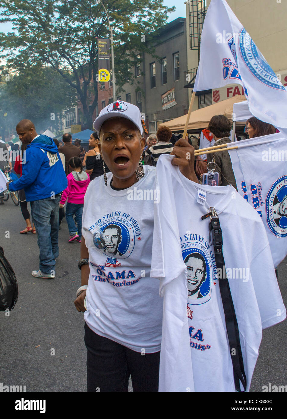 New York, NY, USA, Portrait Präsident Obama Unterstützermilitanten mit Frauen Slogan T-Shirt, auf dem Brooklyn Street Festival, 'Atlantic Antic', Stockfoto