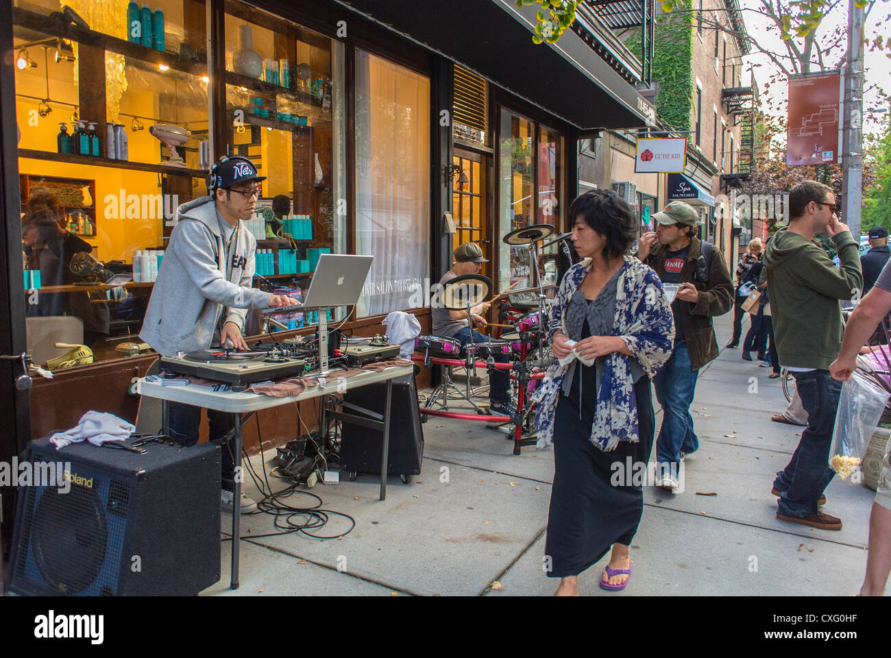 New York City, USA, Asian D.J. Spinning Music on Sidewalk beim Brooklyn Street Festival, 'Atlantic Antic', Outside Store, Gentrifizierung der Stadtgebiete in den USA, New York Quartier, diverse amerika Stockfoto