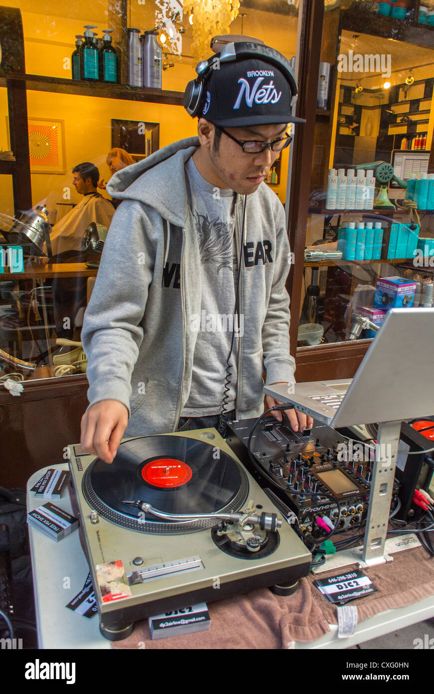 New York, NY, USA, Asian D.J. Spinning Music Records auf dem Gehweg beim Brooklyn Street Festival, 'Atlantic Antic', Outside Shop, Teenager Jobs, Teenager spielen Stockfoto