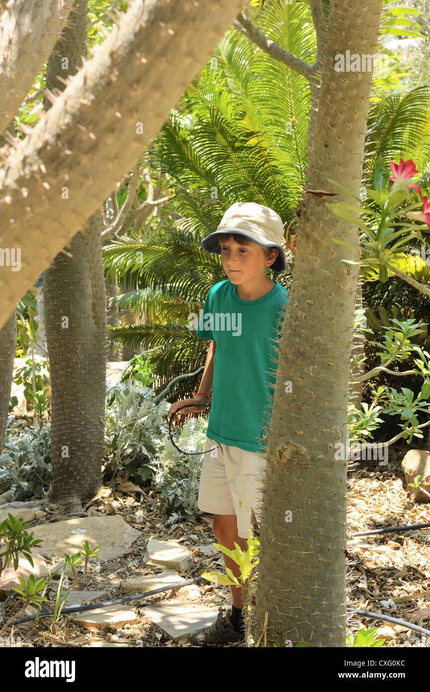 Junge unter tropischen Pflanzen im Botanischen Garten Ein Gedi Stockfoto