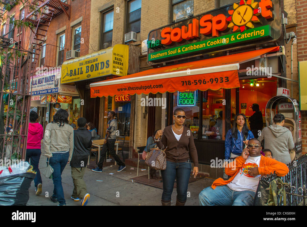 New York City, USA, Menschenmassen im Soul Food Restaurant, „The Soul Spot“, während des Brooklyn Street Festivals, „Atlantic Antic“, multikulturelle Straße, afroamerikaner Stockfoto