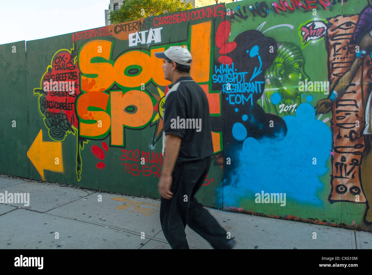 New York City, NY, USA, Brooklyn Street Scenes, man Walking in Front of Painted Mural, Street Art „Soul Spot“ Soul Food Restaurant, „Murray Hill « öffentliche Kunst New york City bunt Stockfoto