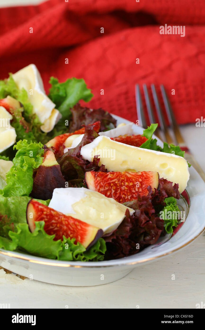 köstlicher Salat mit Feigen und Brie-Käse Stockfoto