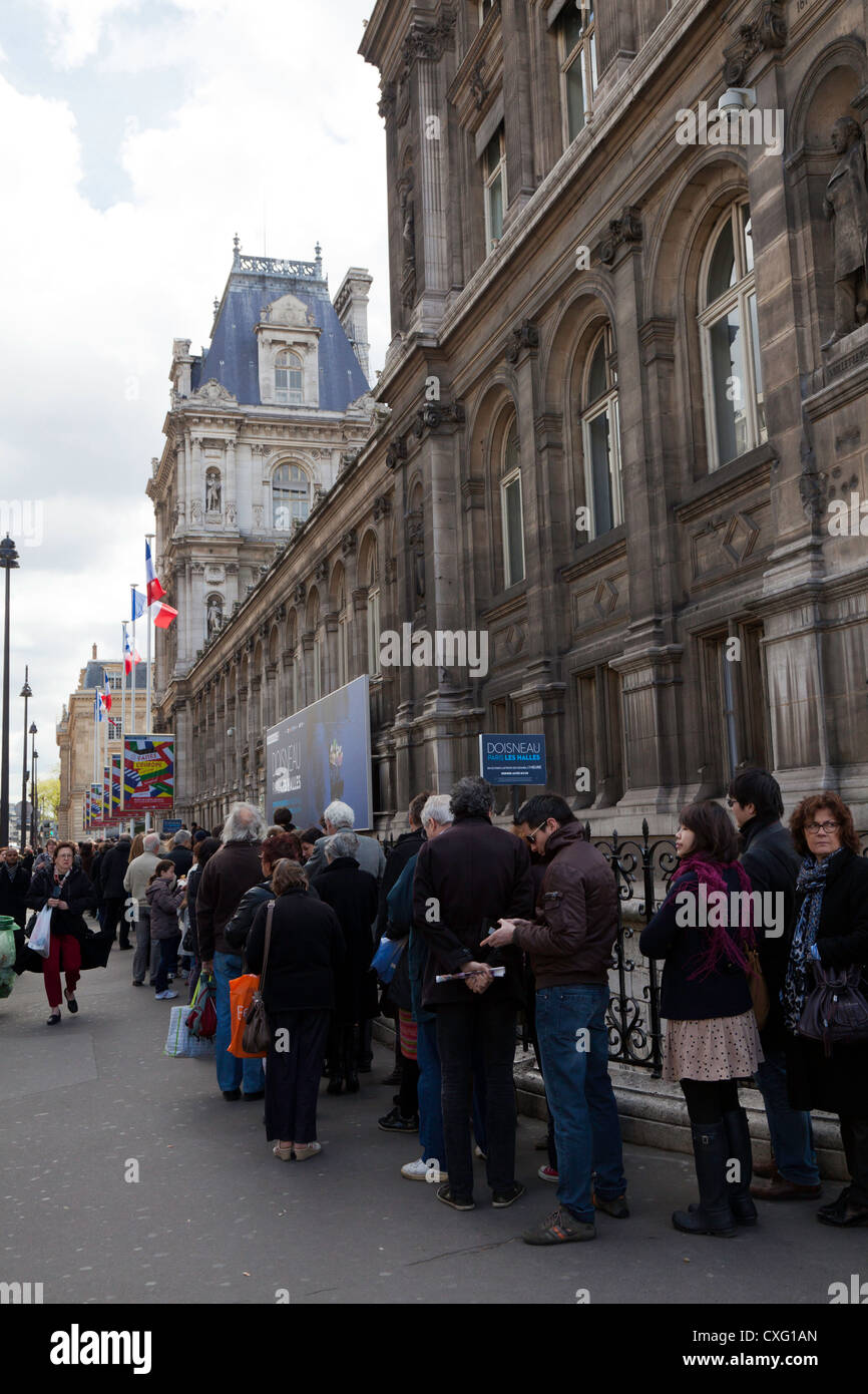 Warteschlangen warten auf Eintritt in die Doisneau Les Halles-Ausstellung im Rathaus von Paris, Paris, Frankreich Stockfoto