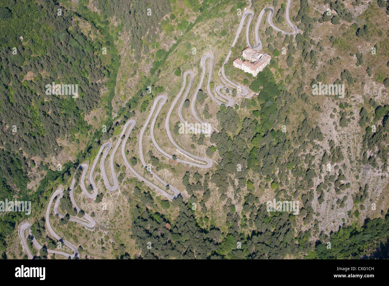 LUFTAUFNAHME. Serpentinen auf der alten Bergstraße, die zum Col de Tende führt. Alpes-Maritimes, Hinterland der französischen Riviera, Frankreich. Stockfoto