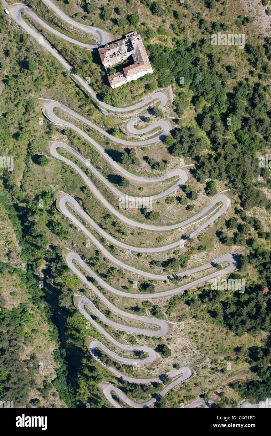 LUFTAUFNAHME. Serpentinen auf der alten Bergstraße, die zum Col de Tende führt. Alpes-Maritimes, Hinterland der französischen Riviera, Frankreich. Stockfoto