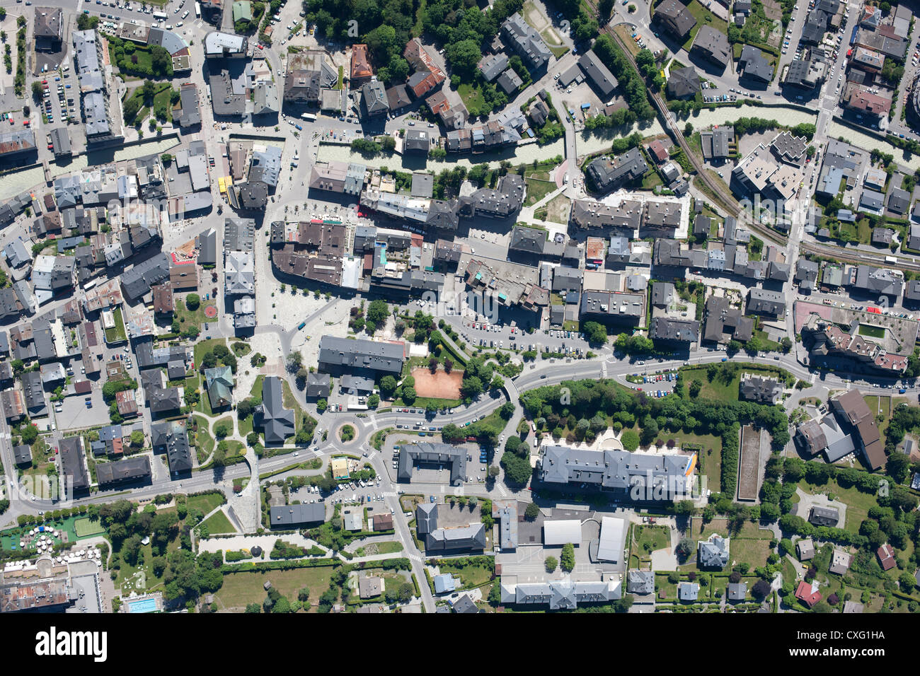 VERTIKALE LUFTAUFNAHME. Das Stadtzentrum von Chamonix und der Fluss Arve. Haute-Savoie, Auvergne-Rhône-Alpes, Frankreich. Stockfoto